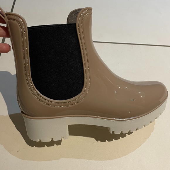 BRAND NEW CHELSEA BEIGE GLOSSY RAIN BOOTS - Picture 1 of 6